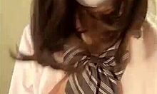 Japanisches selbstgemachtes POV-Video von einem frechen Matrosenmädchen in einem Hotel